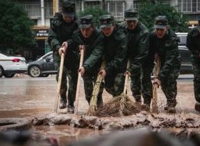武警部隊緊急投入南方多地洪澇災害搶險
