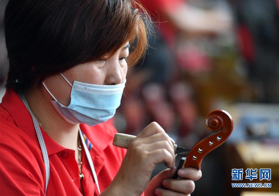 （走向我們的小康生活·圖文互動）（5）放下鋤頭，卻撥動命運的琴弦