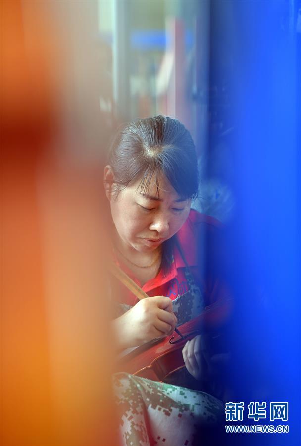 （走向我們的小康生活·圖文互動）（7）放下鋤頭，卻撥動命運的琴弦